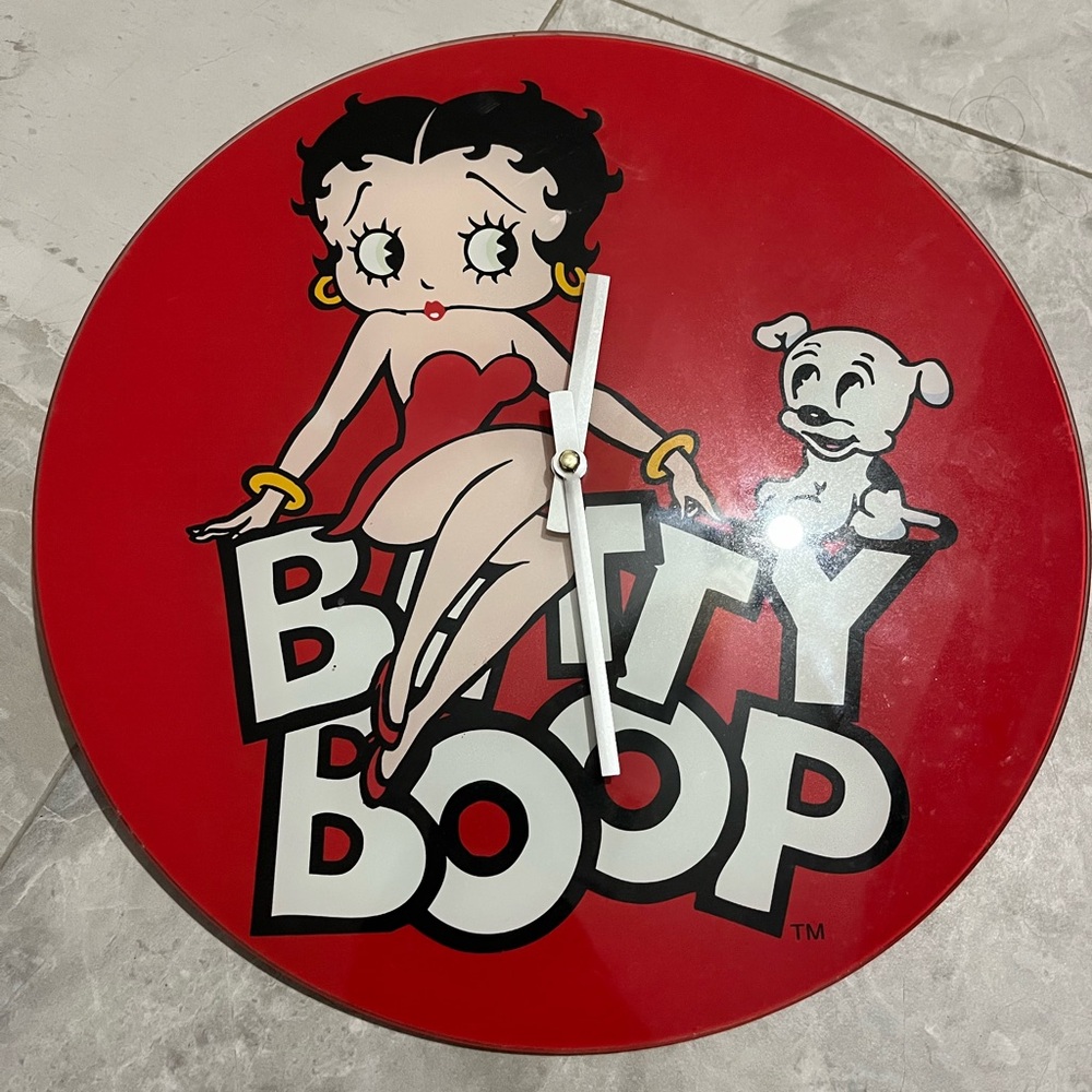 Vintage 2011 Betty Boop wall clock 
It works well and is in great condition